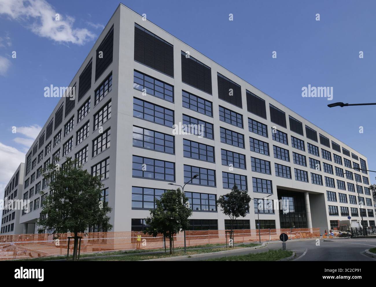 Nouveau palais moderne dans le quartier moderne de Milan appelé Symbiose. Lombardie, Italie Banque D'Images