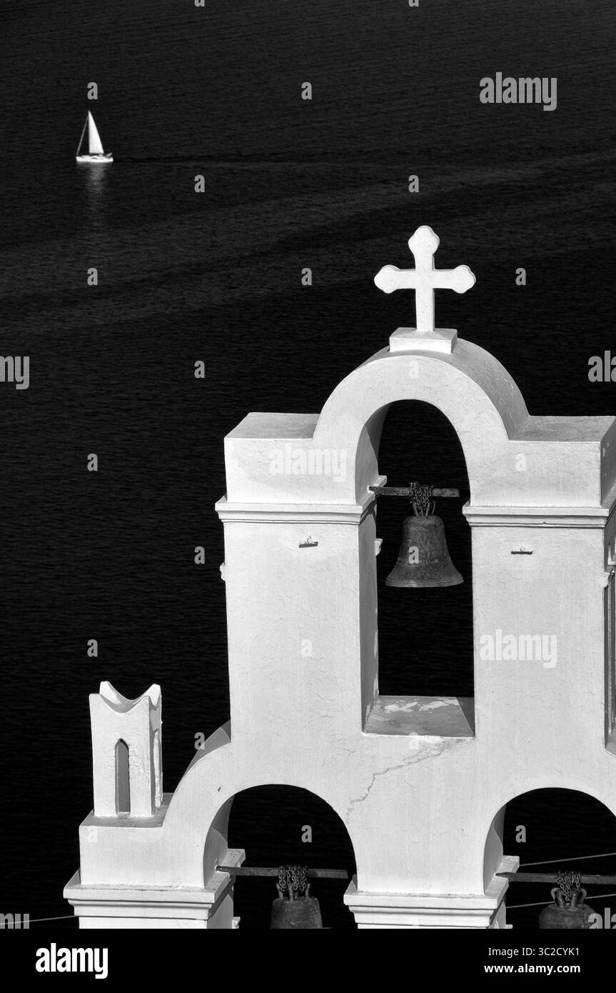 Santorin Bell Tower et voilier en noir et blanc Banque D'Images