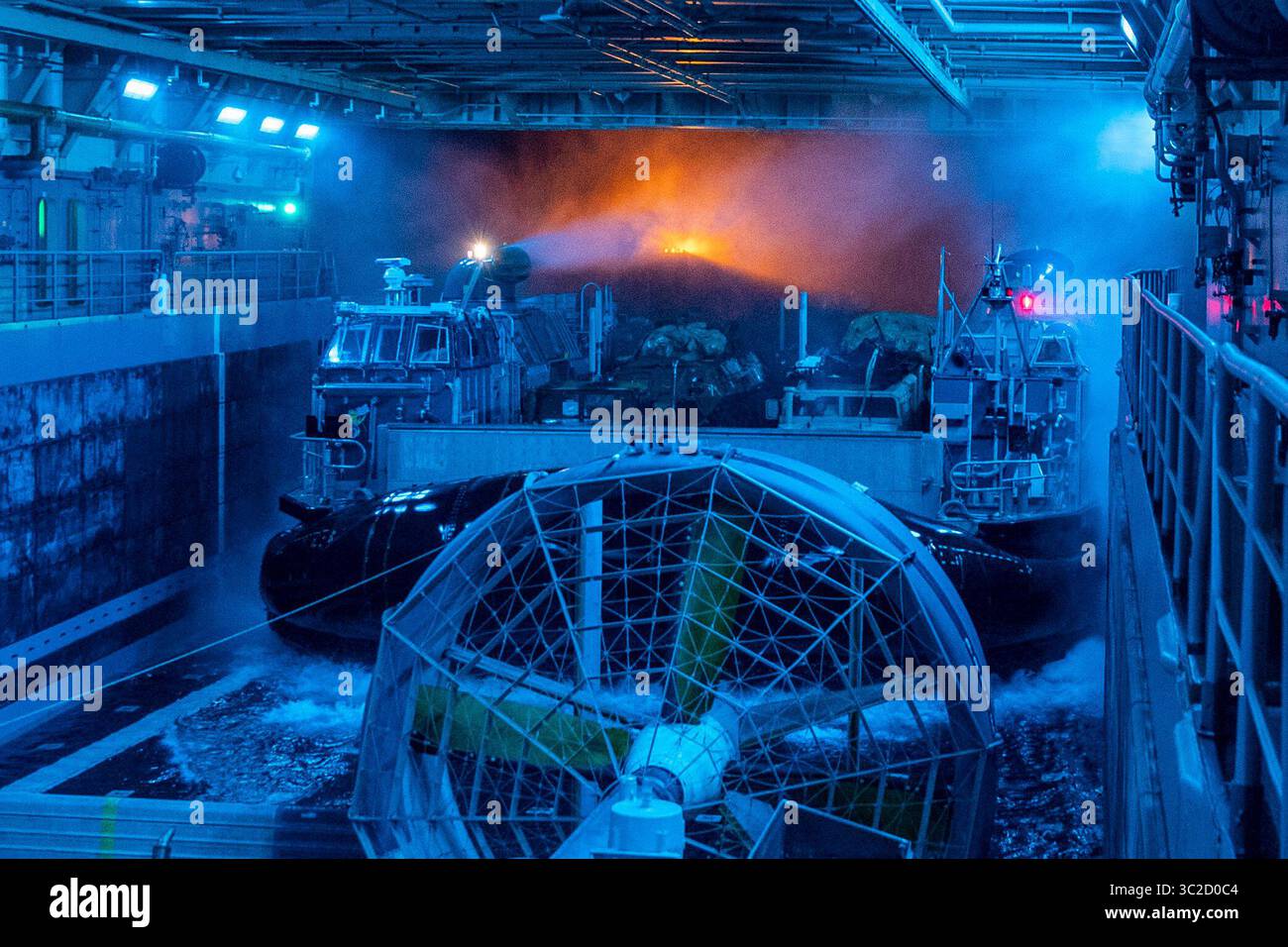 28 mai 2019 - Océan Pacifique - Un engin de débarquement, coussin d'air (LCAC) affecté à l'unité d'embarcation d'assaut (ACU) 5 pénètre dans le pont du navire de transport amphibie de classe San Antonio USS John P. Murtha (LPD 26). John P. Murtha en est actuellement à son déploiement inaugural et fait partie du Boxer Amphibious Ready Group (ARG) et de l'équipe de la 11e Marine Expeditionary Unit (MEU). Il est déployé dans la zone d'opérations de la 7e flotte pour soutenir la stabilité régionale, rassurer les partenaires et les alliés et maintenir une présence pour répondre à toute crise allant de l'aide humanitaire aux opérations d'urgence. Banque D'Images