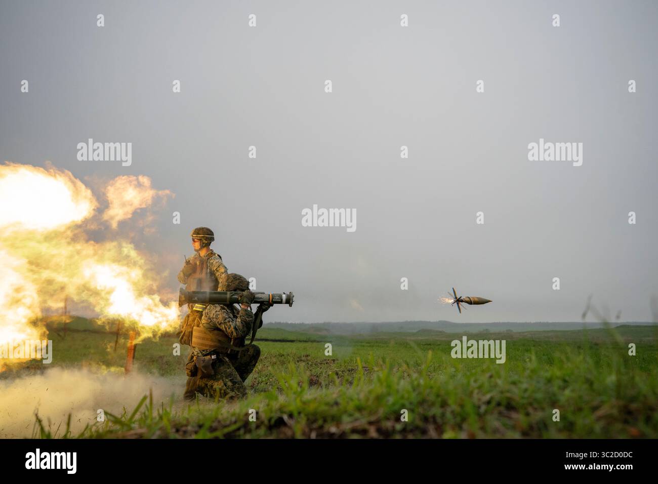 22 mai 2019 - Japon - le Cpl Chris Anderson, chef d'escouade de la Compagnie indienne, 3e bataillon, 6e régiment de Marines, actuellement attaché à la 3e division des Marines avec le 4e régiment de Marines dans le cadre du programme de déploiement des unités, tire un lance-roquettes AT4 lors d'un exercice d'entraînement au tir réel au Centre d'entraînement aux armes combinées, Camp Fuji, Japon, le 22 mai 2019. L'AT4 est destiné à détruire les véhicules ennemis ou les fortification. Anderson est originaire de Warren, Pennsylvanie. (Crédit image : © U.S. Marines/ZUMA Wire/ZUMAPRESS.com) Banque D'Images