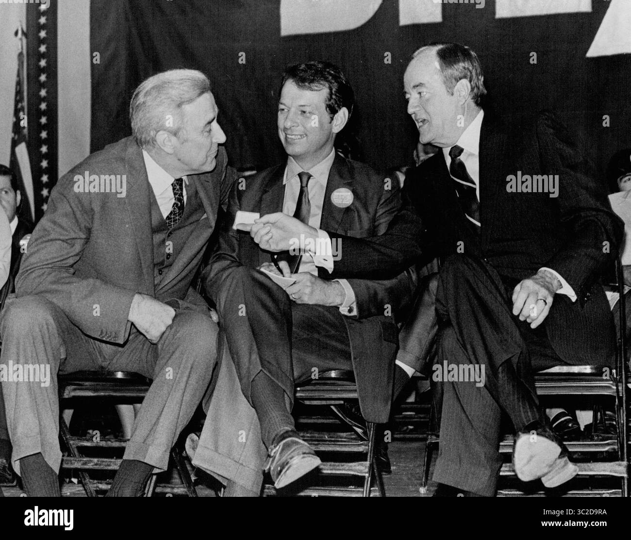 7 novembre 1962 - États-Unis - 24 octobre 1970 : trois principaux membres du parti DFL au Minnesota ont parlé lors de l'alimentation en haricots DFL à l'Armory de Minneapolis. Le sénateur Eugene McCarthy, à gauche, a discuté avec le repaire Donald Fraser du 5e district, au centre, et Hubert H. Humphrey, candidat au siège du Sénat que McCarthy abandonne. (Crédit image : © TNS via ZUMA Wire) Banque D'Images