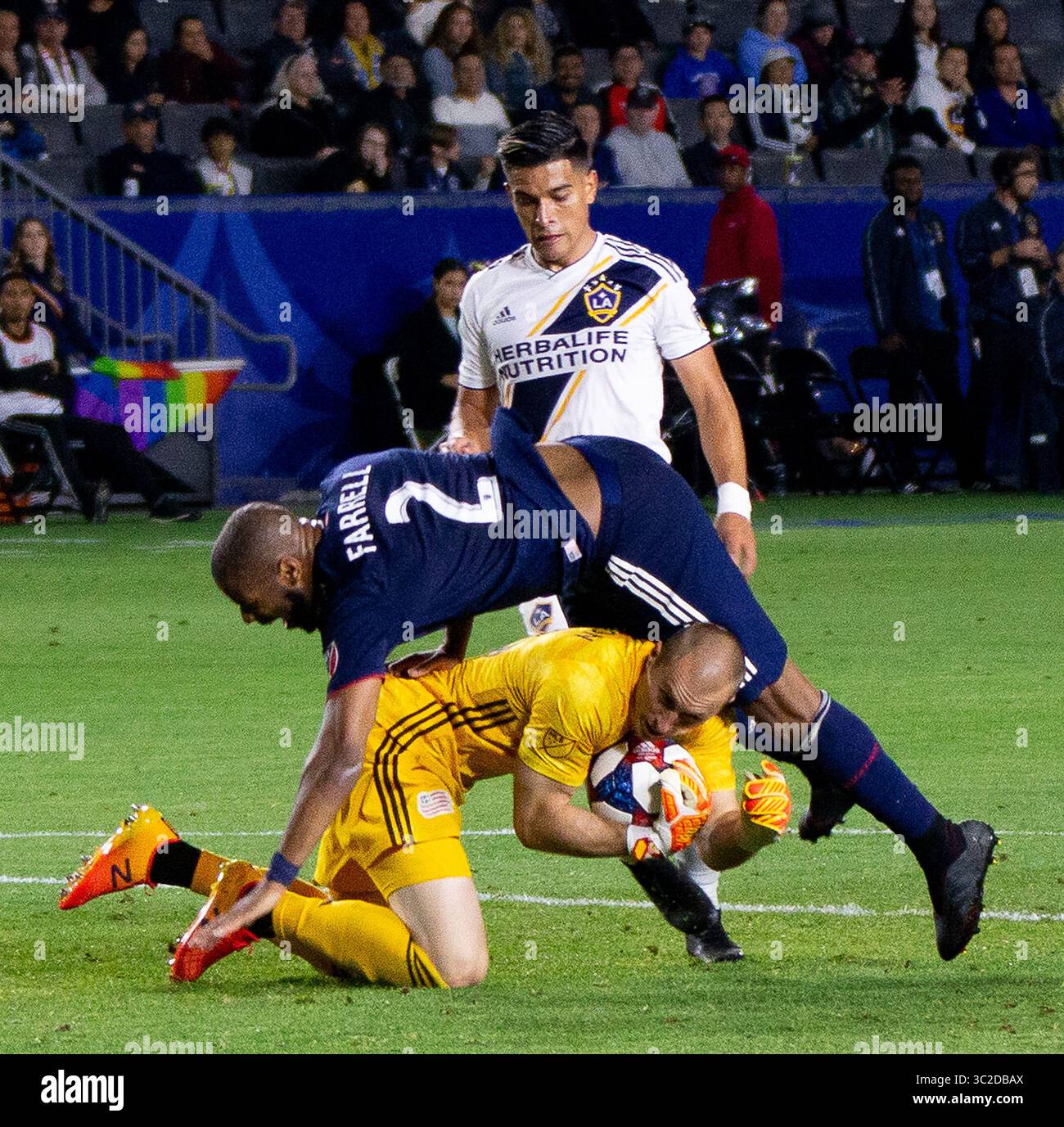 2 juin 2019 - Carson, Californie, États-Unis d'Amérique - Andrew Farrell #2 de la Révolution de la Nouvelle-Angleterre passe en revue son propre gardien de but lors de leur match en MLS avec la Galaxy le dimanche 2 juin 2019 au Dignity Health Sports Park à Carson, en Californie. LA Galaxy perd contre Revolution, 2-1. DOUGLAS CUELLAR/PI (crédit image : © Prensa Internacional via ZUMA Wire) Banque D'Images
