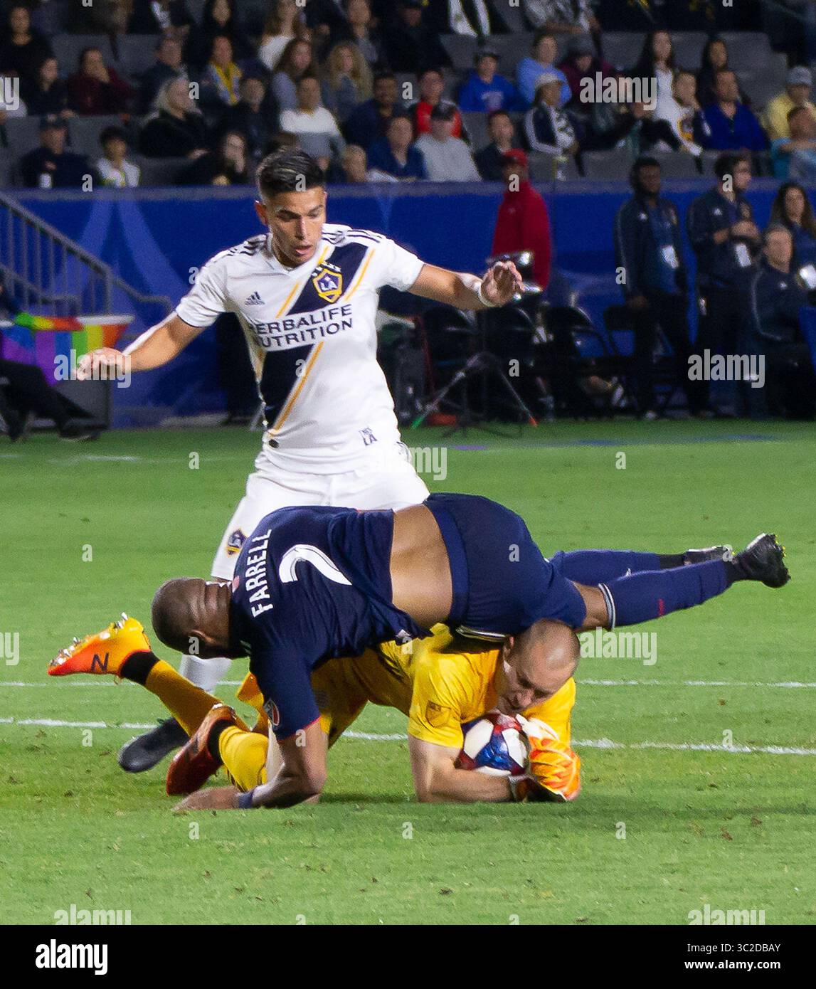 2 juin 2019 - Carson, Californie, États-Unis d'Amérique - Andrew Farrell #2 de la Révolution de la Nouvelle-Angleterre passe en revue son propre gardien de but lors de leur match en MLS avec la Galaxy le dimanche 2 juin 2019 au Dignity Health Sports Park à Carson, en Californie. LA Galaxy perd contre Revolution, 2-1. DOUGLAS CUELLAR/PI (crédit image : © Prensa Internacional via ZUMA Wire) Banque D'Images