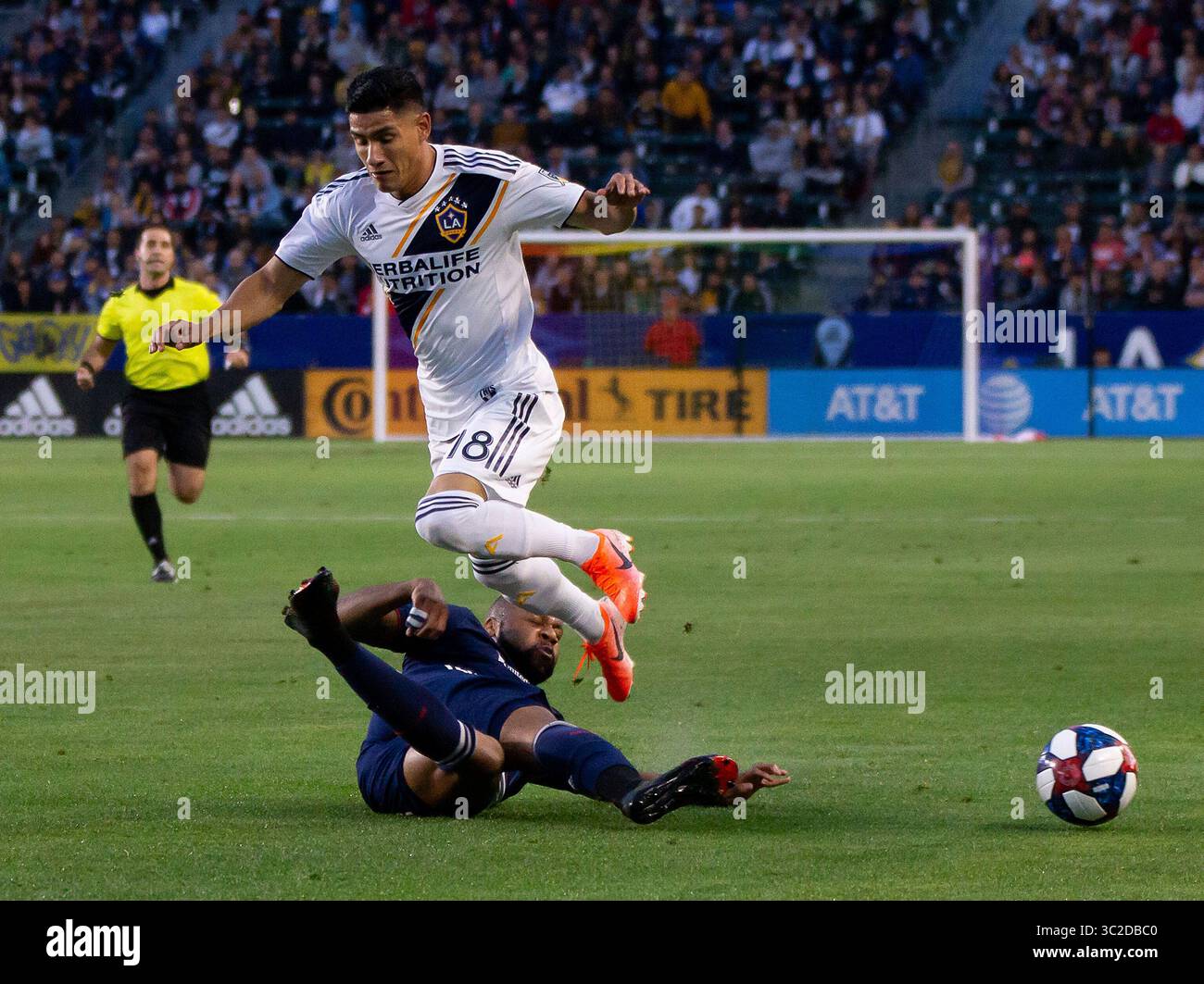 2 juin 2019 - Carson, Californie, États-Unis d'Amérique - Uriel Antuna #18 de la Galaxy est attaqué par Andrew Farrell #2 de la Révolution de la Nouvelle-Angleterre le dimanche 2 juin 2019 au Dignity Health Sports Park à Carson, Californie. LA Galaxy perd contre Revolution, 2-1. DOUGLAS CUELLAR/PI (crédit image : © Prensa Internacional via ZUMA Wire) Banque D'Images