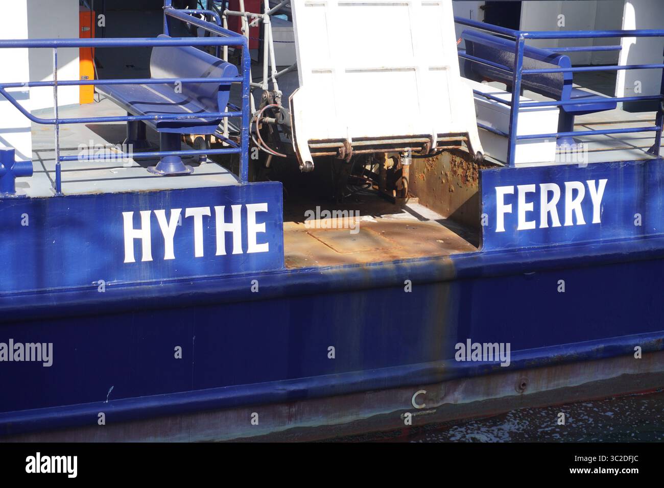 Hythe, Hampshire Angleterre 13 juillet 2025 - petit ferry reliant Town Quay Southampton à Hythe. service de transport public Banque D'Images