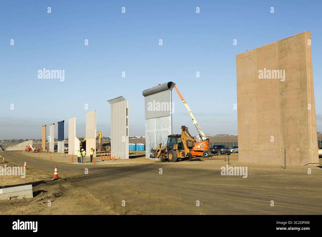 21 octobre 2017 - San Diego, CA, États-Unis d'Amérique - des travailleurs assemblent différents prototypes de mur frontalier au projet de construction de prototype de mur près du poste frontière d'Otay Mesa le 21 octobre 2017 à l'extérieur de San Diego, Californie. (Crédit image : © Mani Albrecht via ZUMA Wire) Banque D'Images