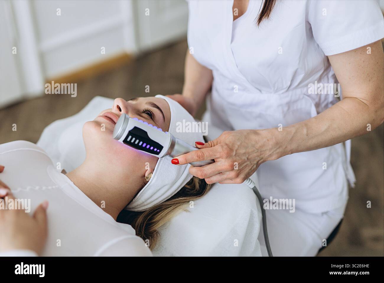 Massage facial thérapie Endosphères dans une clinique de beauté. Le lifting anti-âge non invasif. Femme se relaxant pendant une intervention de rajeunissement du visage. Banque D'Images Massage facial thérapie Endosphères dans une clinique de beauté. Le lifting anti-âge non invasif. Femme se relaxant pendant une intervention de rajeunissement du visage. Banque D'Images