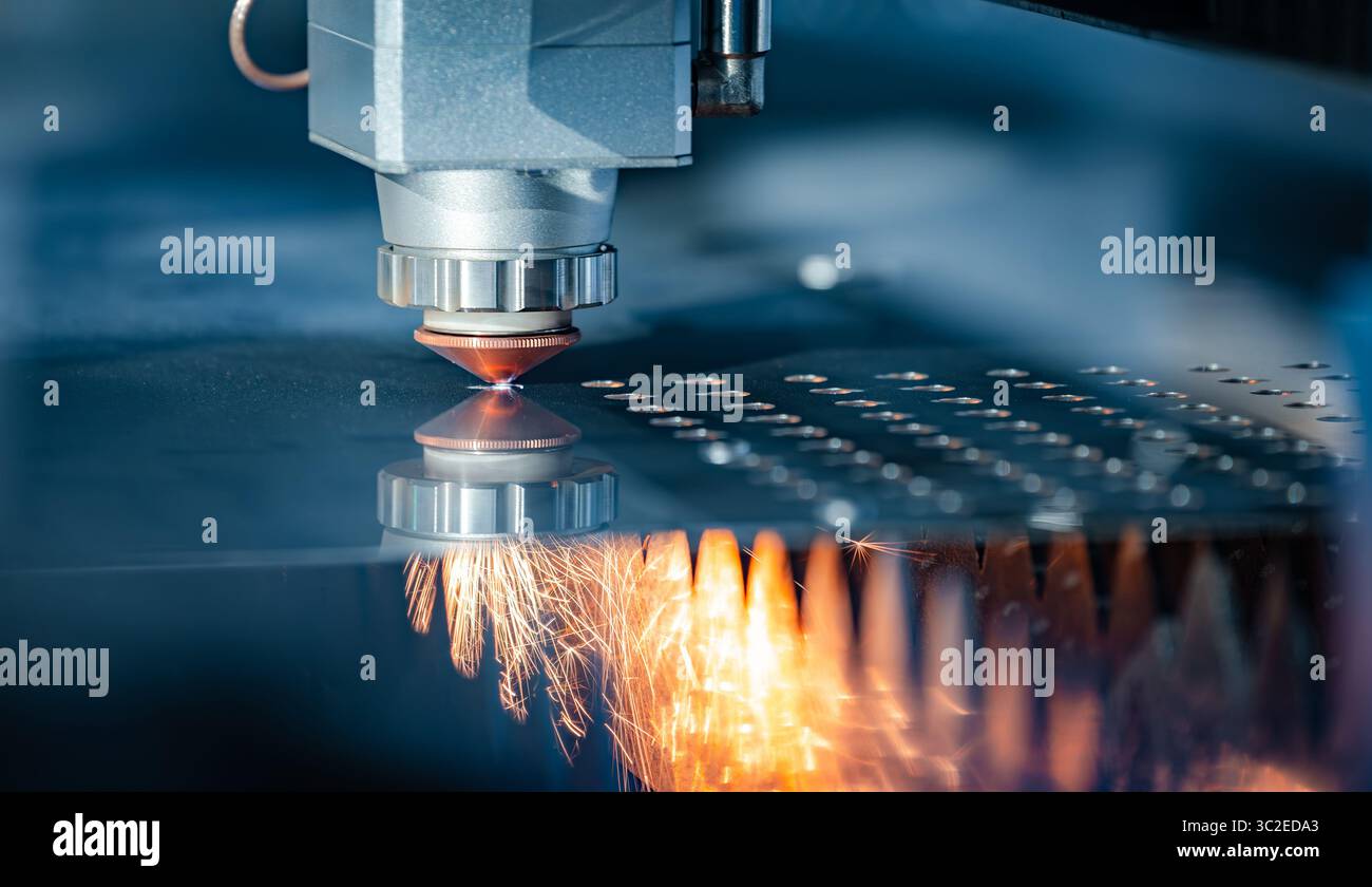 CNC découpe au laser du métal, technologie industrielle moderne fabrication de détails industriels. L'optique laser et la commande numérique par ordinateur (CNC) sont utilisées pour Banque D'Images