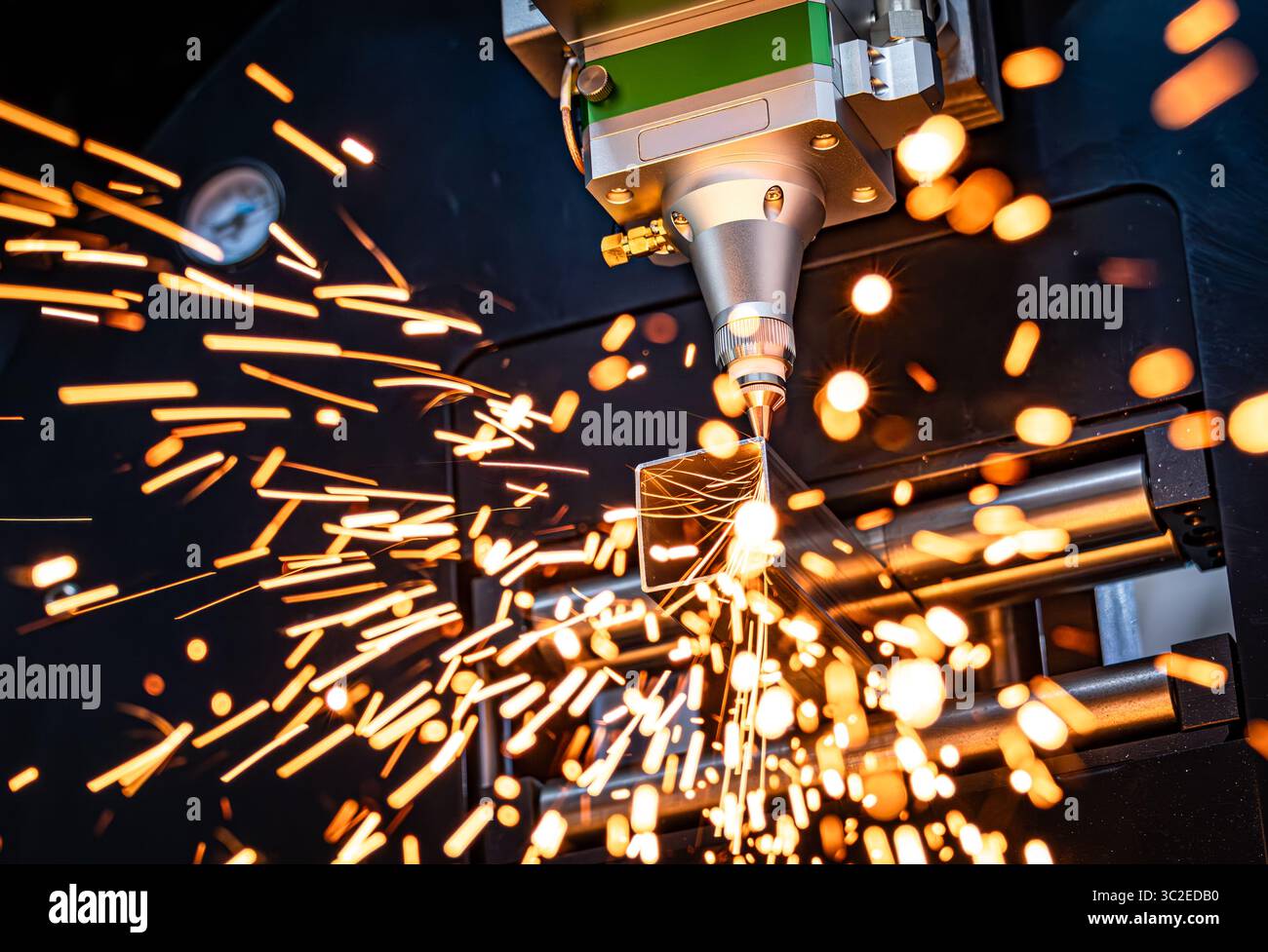 CNC laser et découpe au gaz du métal, technologie industrielle moderne faisant des détails industriels. L'optique laser et CNC sont utilisés pour diriger le matériau o Banque D'Images