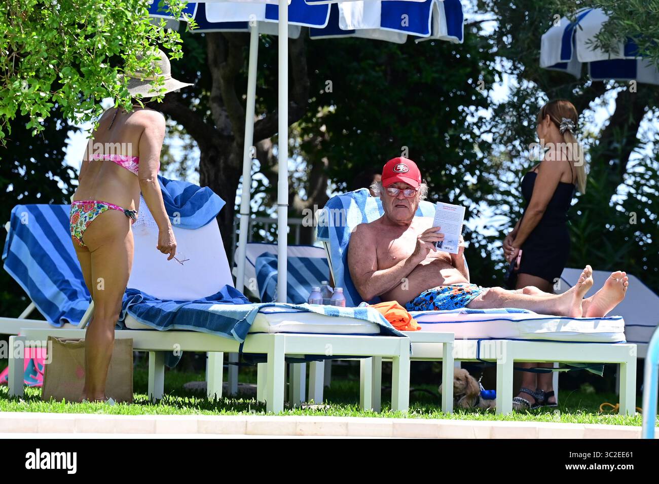Naples, Italie. 24 juillet 2025. 'Maratea' (PZ) 23/07/2025 Marateale 2024 XVIIEdition sur la photo : Oliver Stone avec sa femme Sun-Jung Carl Gustav crédit : Agence photo indépendante/Alamy Live News Banque D'Images