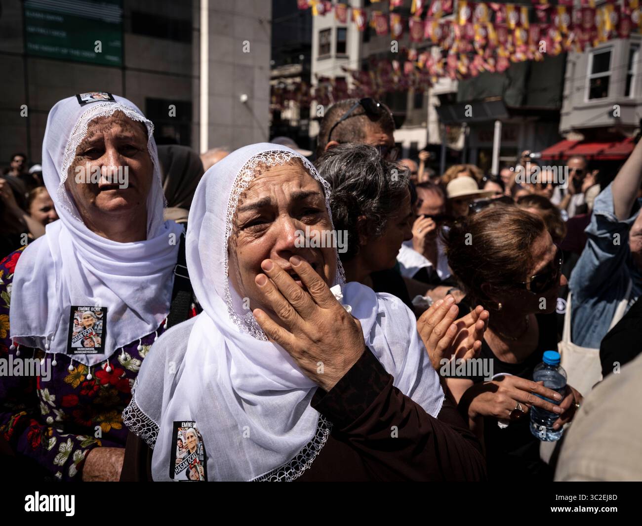 Une femme kurde pleure alors qu'elle regarde le cercueil d'Emine Ocak être amené sur la place Galatasaray pour ses funérailles. Des proches d’Emine Ocak et des défenseurs des droits humains organisent une commémoration dans son cercueil sur la place Galatasaray, le site symbolique des manifestations. Il a été annoncé hier que Emine Ocak, 89 ans, une figure éminente parmi les mères du samedi qui ont tenu leur 1000e semaine de manifestations en mai de l'année dernière, est décédée. Emine Ocak a été l'une des premières à prendre des mesures dans les manifestations des mères du samedi, qui se poursuivent depuis 1995. Banque D'Images