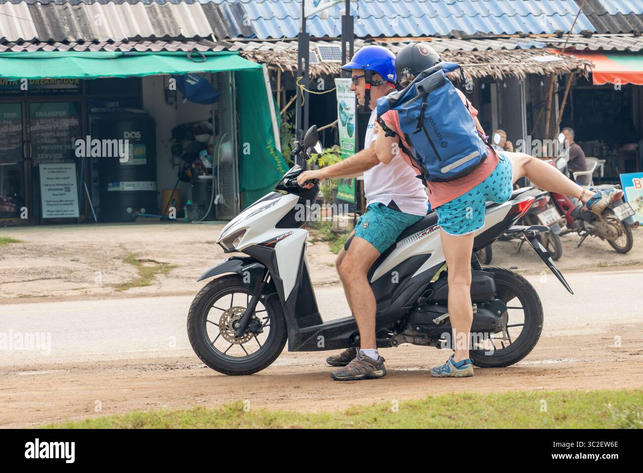 KOH LANTA, THAÏLANDE, DEC 01 2024, Une femme plus âgée monte sur une moto en tant que passager Banque D'Images