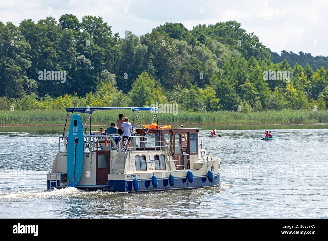 Bateau maison, lac Mössen, lacs de Mecklembourg, Mecklembourg-Poméranie occidentale, Allemagne Banque D'Images