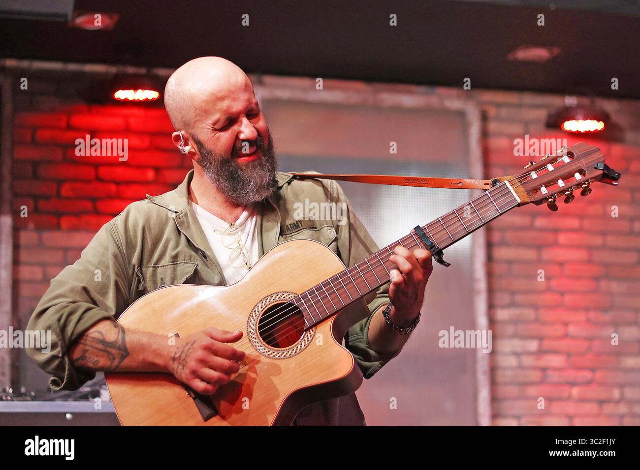 L'auteur-compositeur-interprète américain William Fitzsimmons se produit au Akvárium Klub à Budapest, en Hongrie Banque D'Images