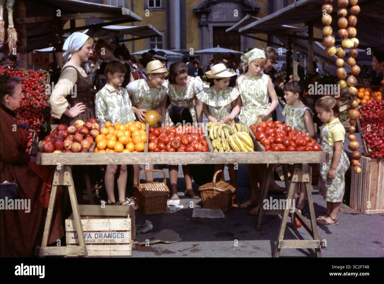 La mélodie de la musique (1965)Julie Andrews, Charmian Carr, Nicholas Hammond, Angela Cartwright, Heather Menzies, Duane Chase, Debbie Turner, Kym Karath *Filmstill - usage éditorial seulement* Voir instructions spéciales. CAP/TFS image fournie par Capital Pictures Banque D'Images