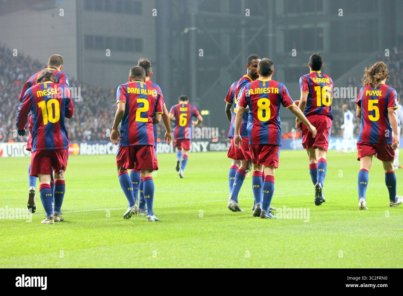 Victor Valdes, Daniel Alves, Gerard pique, Carles Puyol, Xavi Hernandez, David Villa, Andres Iniesta, Lionel Messi, Seydou Keita, Sergio Busquets et Eric Abidal du FC Barcelone à Copenhague - 02 novembre 2010 Banque D'Images
