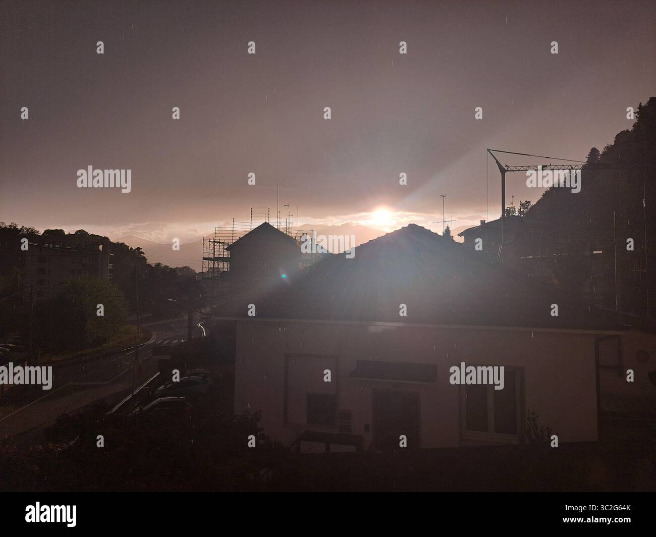 Le soleil derrière les nuages Banque D'Images