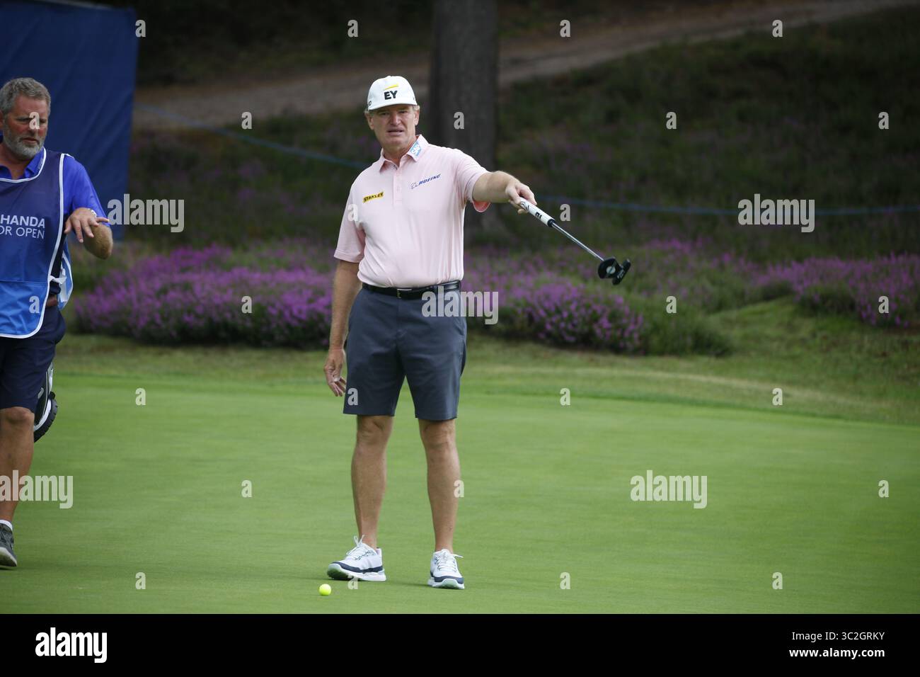 22 juillet, 2025 Sunningdale, Berkshire, Royaume-Uni Ernie Els mettant sur le 10thgreen à l'ISPS HANDA Senior Open pendant la journée Pro-Am Banque D'Images