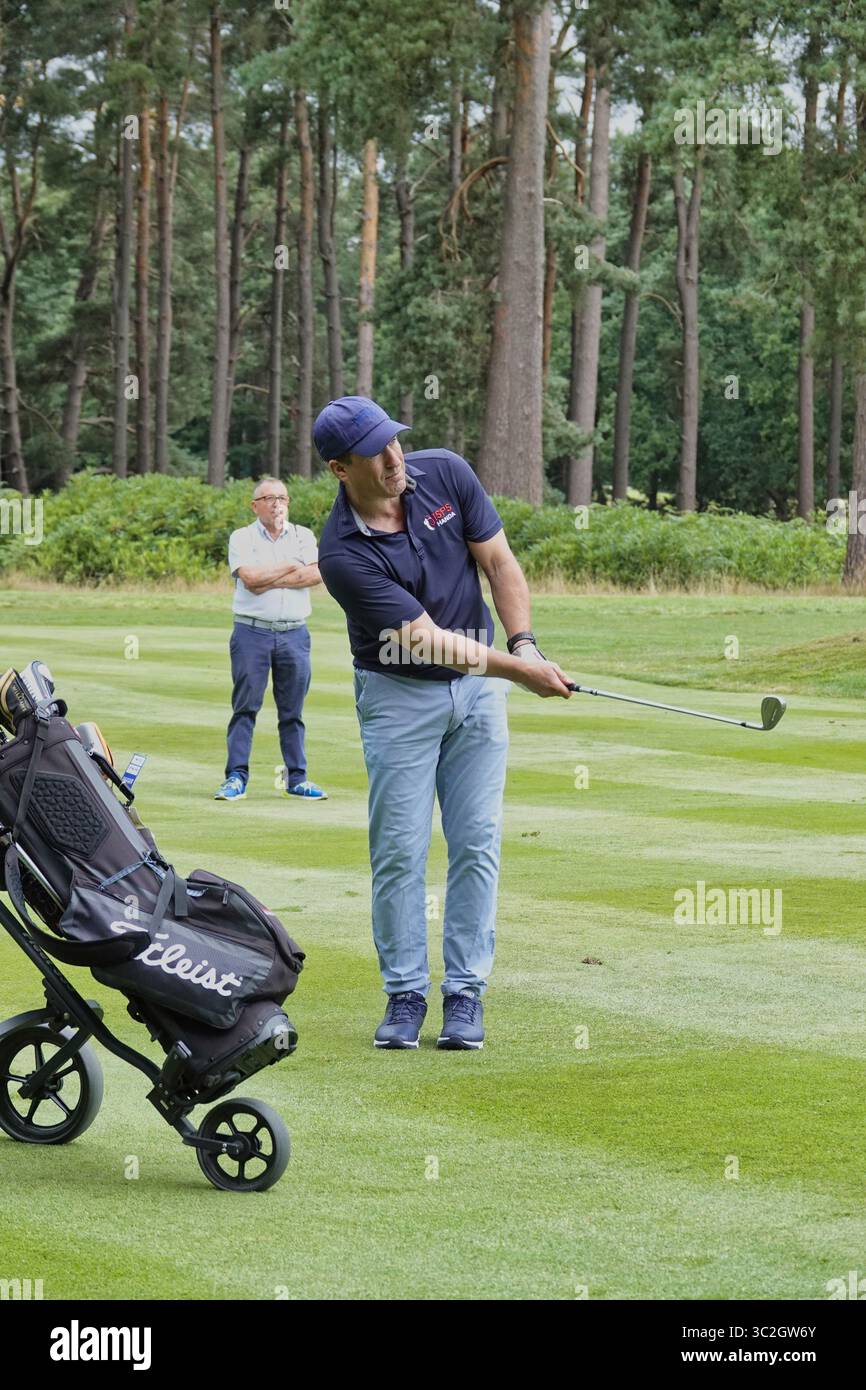 22 juillet, 2025 Sunningdale, Berkshire, Royaume-Uni Peter Phillips, (fils de la princesse Ann et du Capt.Mark Phillips) jettent au 10e trou lors de golfÕs 2025 ISPS HANDA Senior Open, journée Pro-Am Banque D'Images
