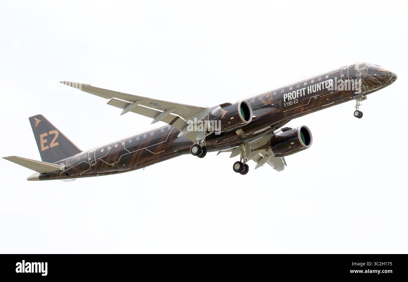 18 juin 2019, le Bourget, France : L'avion E195-E2 d'Embraer effectue un vol de démonstration lors du 53e salon international du aéronautique de Paris. L'élite mondiale de l'aviation est rassemblée avec des préoccupations de sécurité après deux accidents du populaire Boeing 737 Max. Banque D'Images