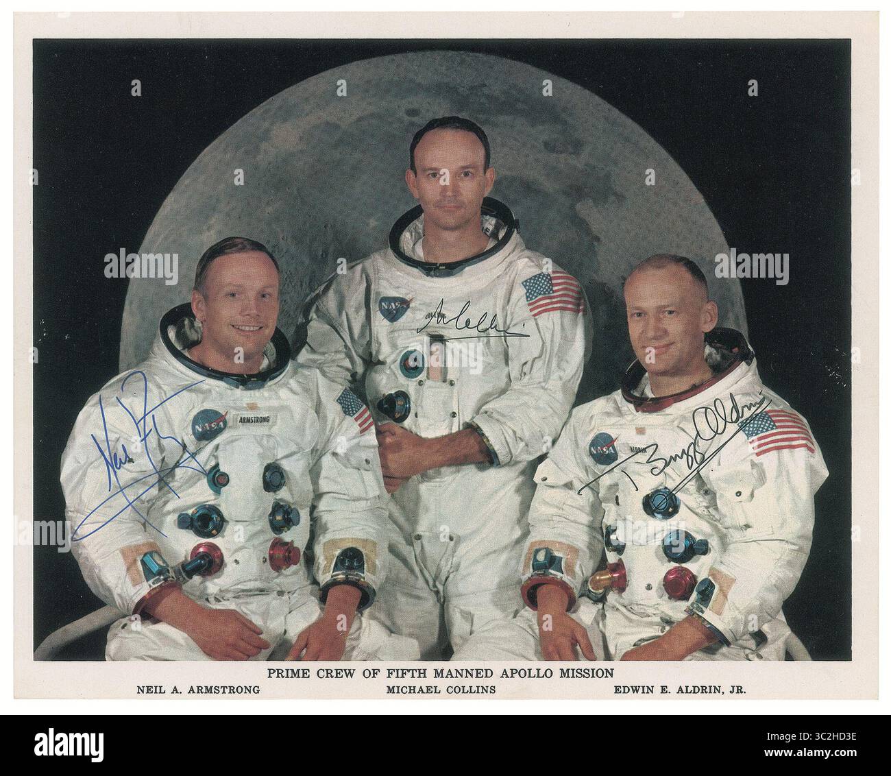 15 avril 2019 - Boston, Massachusetts, États-Unis - photographie signée de l'équipage Apollo 11. Apollo 11 était le vol spatial qui a fait atterrir les deux premières personnes sur la Lune. Le commandant Neil Armstrong et le pilote du module lunaire Buzz Aldrin ont débarqué le module lunaire Apollo Eagle le 20 juillet 1969. Armstrong est devenu la première personne à marcher sur la surface lunaire six heures plus tard, le 21 juillet à 02 :56 :15 UTC ; Aldrin l'a rejoint 19 minutes plus tard. Ils ont passé environ deux heures et quart ensemble à l'extérieur de l'engin spatial, et ont collecté 47,5 livres (21,5 kg) de matériel lunaire à ramener sur Terre. Pilote du module de commande Michael C. Banque D'Images