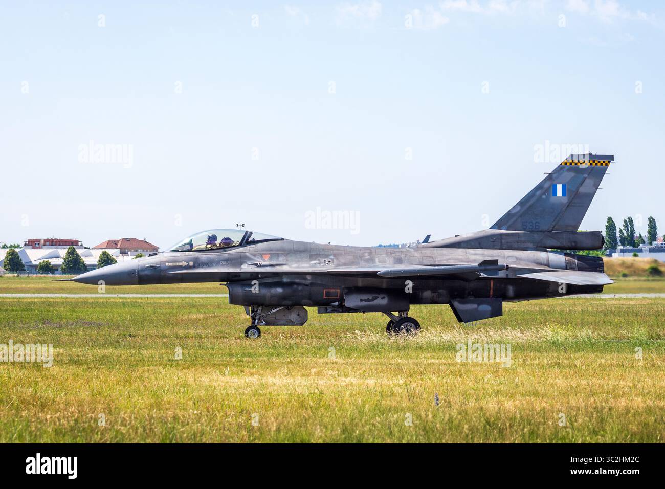 Vue latérale d'un F-16 Fighting Falcon de l'armée de l'air hellénique, un avion de chasse multirôle fabriqué par Lockheed Martin, circulant à l'aéroport de Paris-le Bourget. Banque D'Images