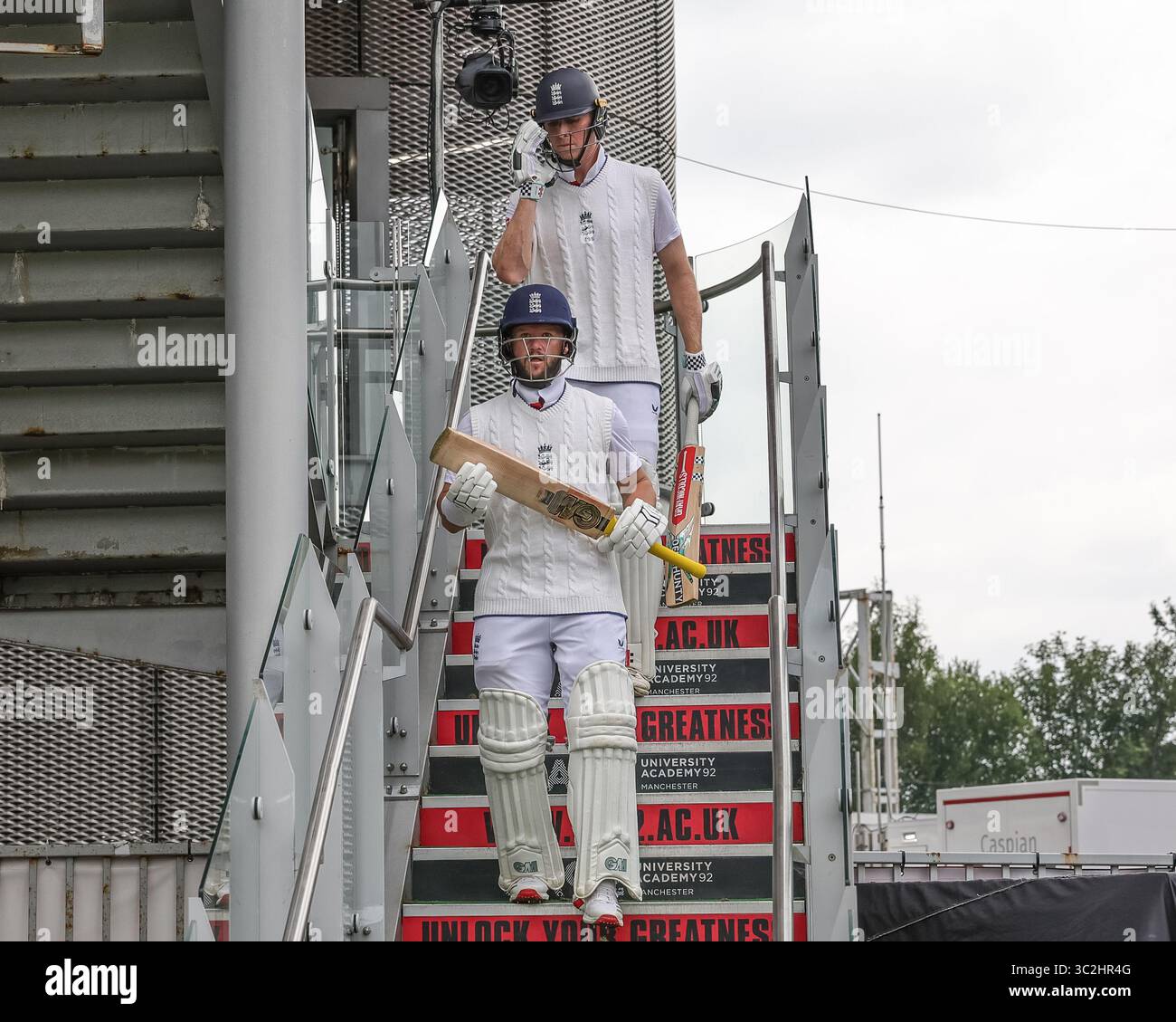 Ben Duckett, d'Angleterre, et Zak Crawley, d'Angleterre, sortent pour ouvrir le match de frappe lors du 4e Rothesay test match jour 2 Angleterre vs Inde au Old Trafford Cricket Ground, Manchester, Royaume-Uni, 24 juillet 2025 (photo de Mark Cosgrove/News images) Banque D'Images