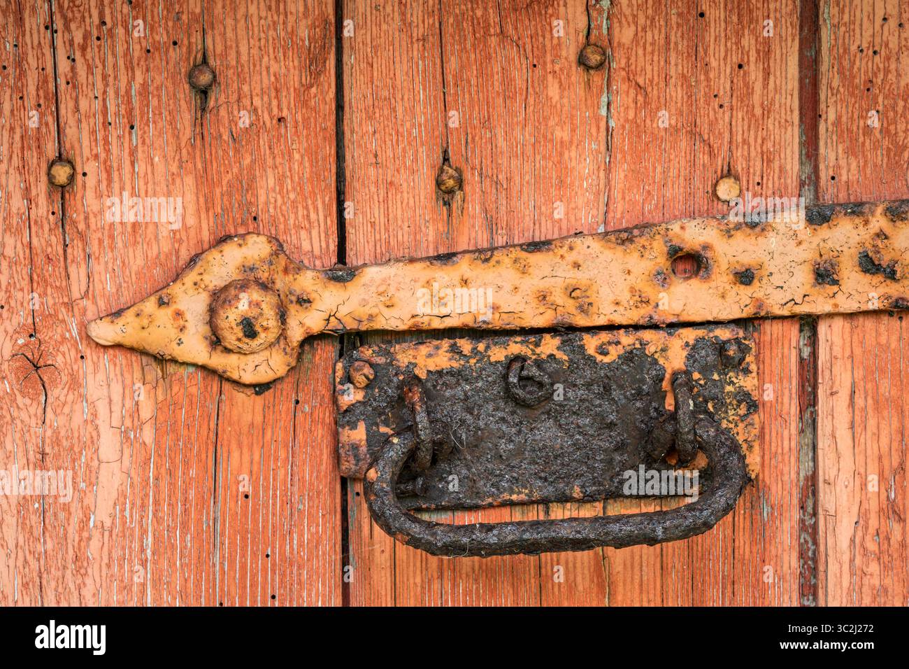 Peinture pelable et anciennes garnitures de porte de grange, charnières etc Banque D'Images