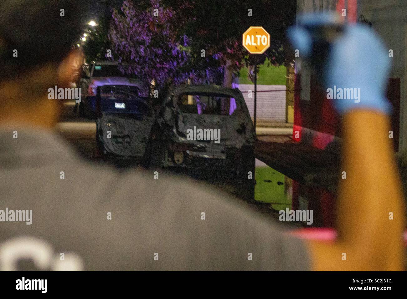 Un policier enquête sur les véhicules brûlés à Ciudad Juarez, un rappel brutal de la violence urbaine en cours. Banque D'Images