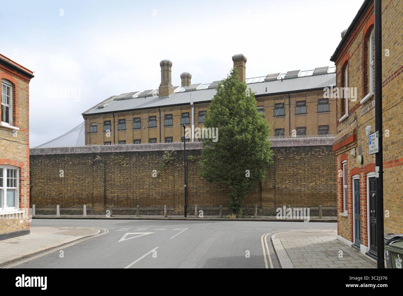 HMP Brixton. Prison pour hommes de catégorie C dans le sud de Londres. Montre le bloc cellulaire de l'aile C derrière le mur périphérique sur Lyham Road - avec filet de protection contre les drones. Banque D'Images