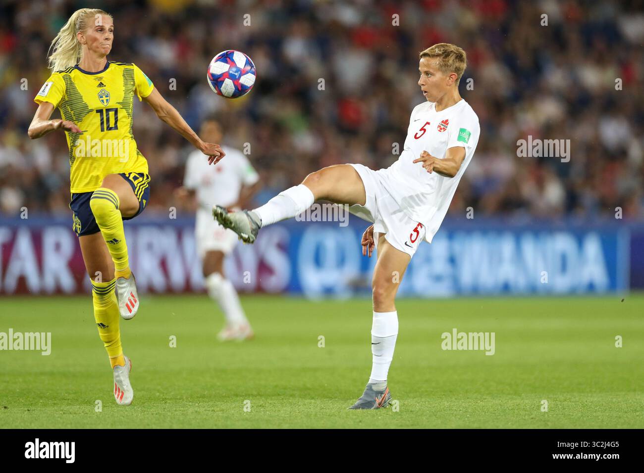 24 juin 2019, Paris, France : Quinn du Canada et Jakobsson de Suède par la huitième finale de la Coupe du monde féminine au stade du Parc des Princes. (Crédit image : © Vanessa Carvalho/ZUMA Wire) Banque D'Images