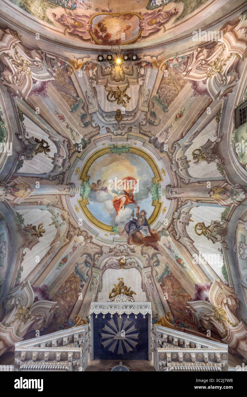 BOBBIO, ITALIE - 20 MAI 2025 : la fresque baroque au plafond Cardinal virue de la foi dans la cathédrale (Santa Maria Assunta) de Francesco Porro (1723) Banque D'Images