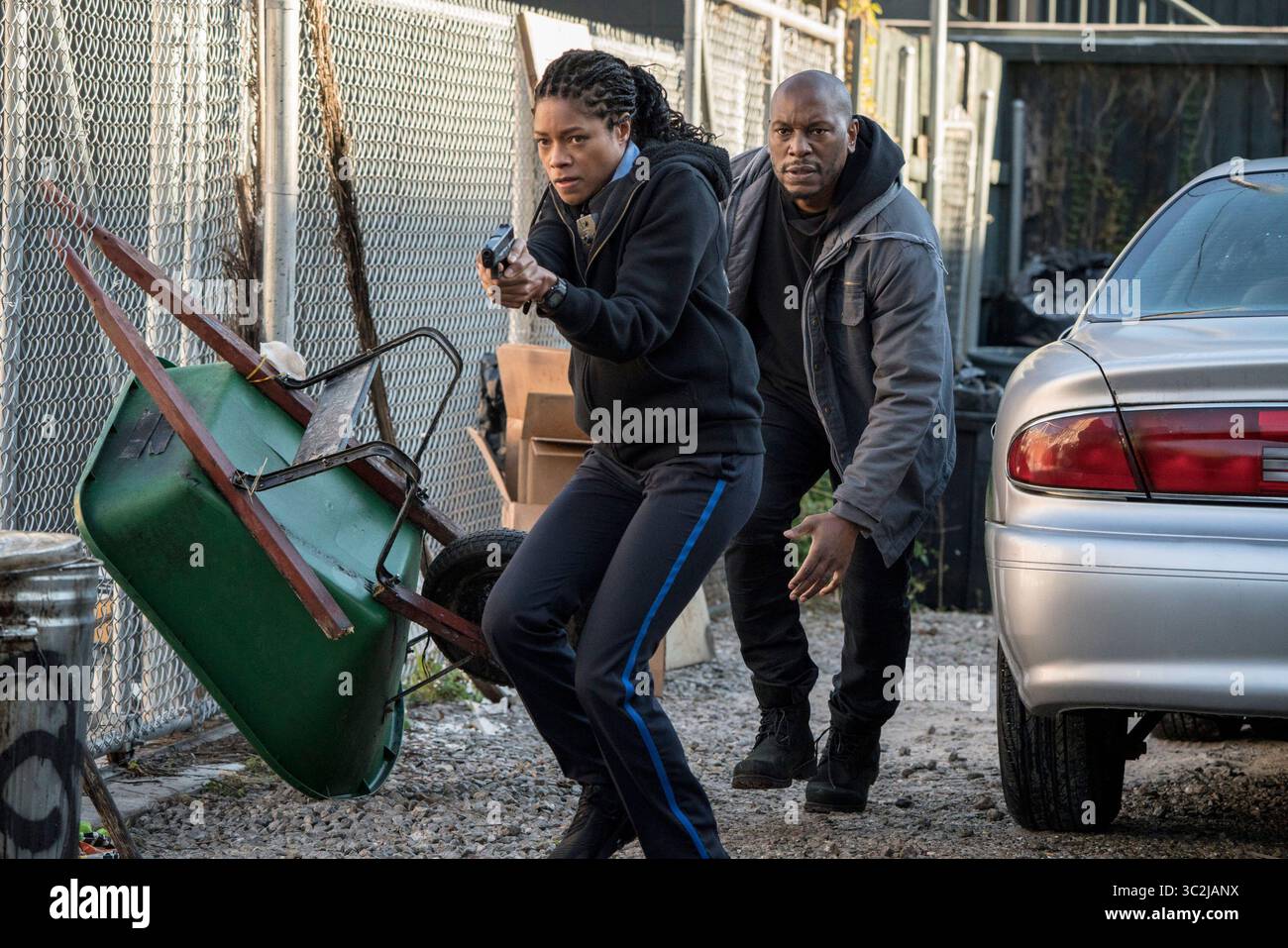 DATE DE SORTIE : 25 octobre 2019 TITRE : Black and Blue STUDIO : Screen Gems RÉALISATEUR : Deon Taylor INTRIGUE : 'Black and Blue' est un thriller d'action sur un flic rookie (Naomie Harris) qui capture par inadvertance le meurtre d'un jeune trafiquant de drogue sur sa caméra corporelle. EN VEDETTE : TYRESE GIBSON dans le rôle de Milo 'Mouse' Jackson, NAOMIE HARRIS dans le rôle d'Alicia West. (Crédit image : © Screen Gems/Entertainment Pictures/ZUMAPRESS.com) Banque D'Images
