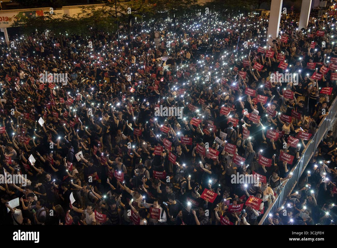 26 juin 2019 - Hong Kong, Chine - Une foule massive de manifestants avec des éclairs et des pancartes pendant la manifestation..des milliers de personnes participent à un rassemblement à Hong Kong contre le projet de loi sur l'extradition avant le sommet du G-20 au Japon. (Crédit image : © Miguel Candela/SOPA images via ZUMA Wire) Banque D'Images