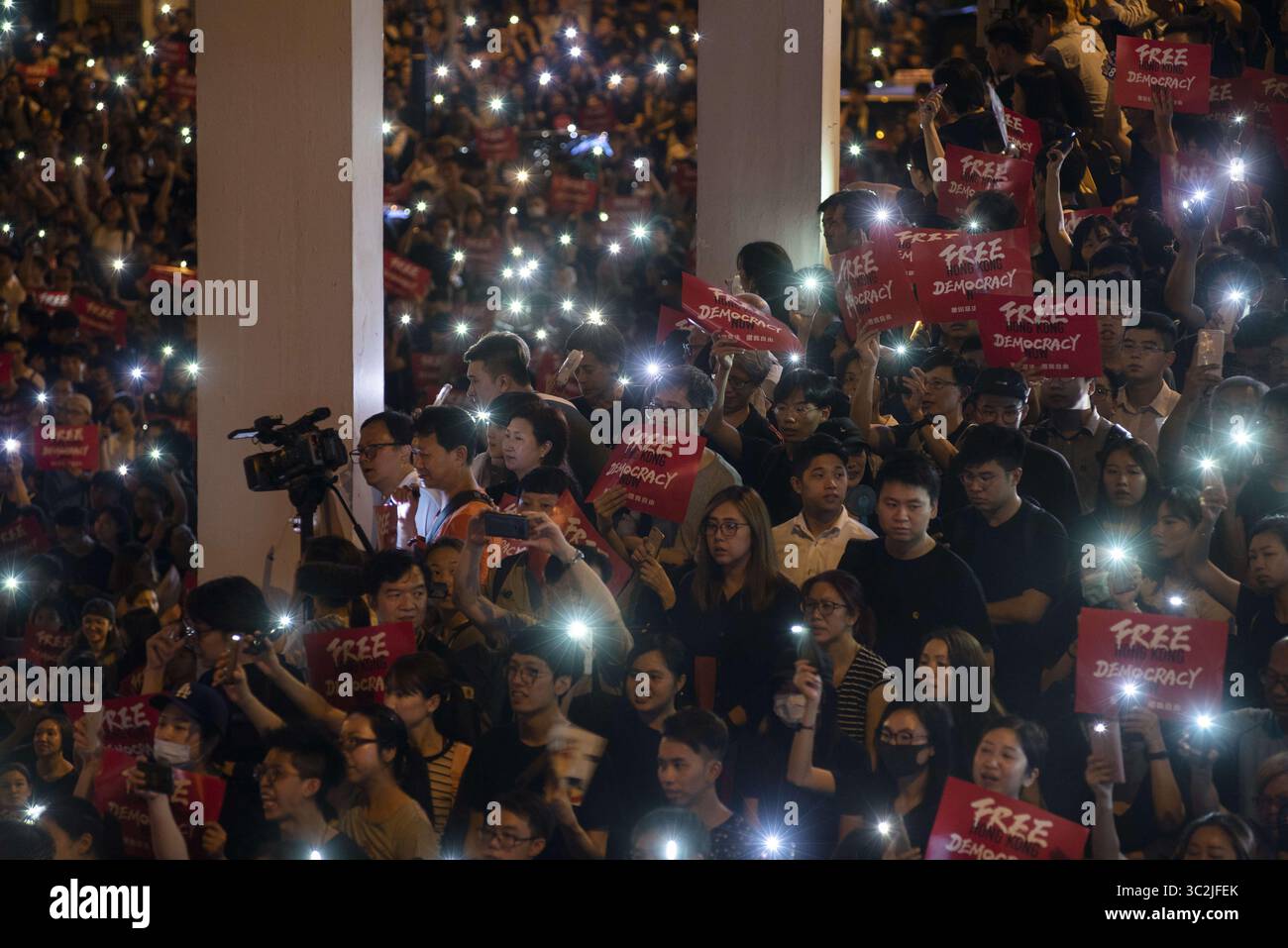26 juin 2019 - Hong Kong, Chine - Une foule massive de manifestants avec des éclairs et des pancartes pendant la manifestation..des milliers de personnes participent à un rassemblement à Hong Kong contre le projet de loi sur l'extradition avant le sommet du G-20 au Japon. (Crédit image : © Miguel Candela/SOPA images via ZUMA Wire) Banque D'Images