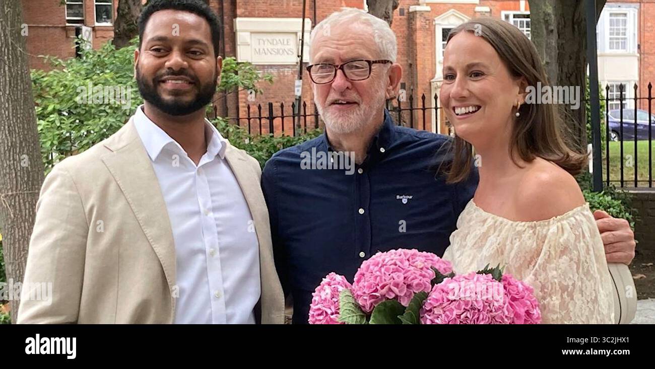 Capture d'écran tirée d'une vidéo de l'AP de l'ancien chef du Parti travailliste Jeremy Corbyn parlant à un couple avant leur mariage devant l'hôtel de ville d'Islington, au nord de Londres. M. Corbyn a lancé un nouveau parti politique avec le député de Coventry, Zarah Sultana, qui a été nommé votre parti. Date de la photo : jeudi 24 juillet 2025. Banque D'Images
