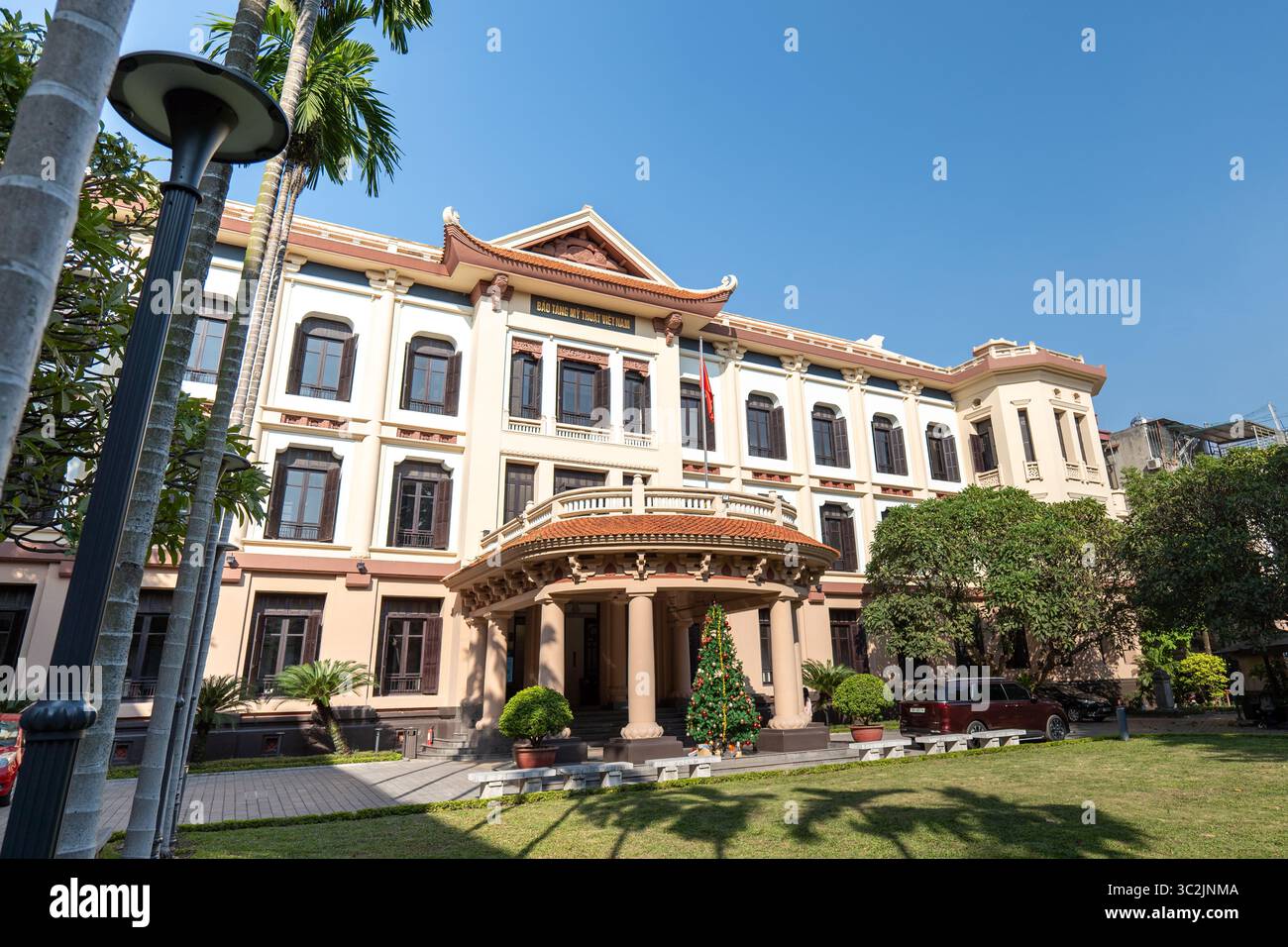 Hanoi, Vietnam - 12.20 2023 : Musée national des Beaux-Arts du Vietnam à Hanoi, Vietnam. Musée expose les beaux-arts vietnams de l'époque antique jusqu'à l'époque moderne Banque D'Images