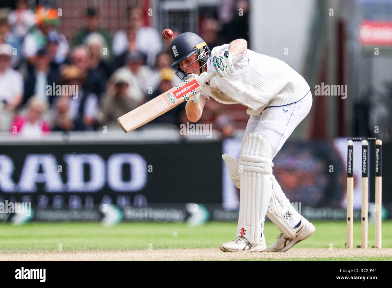 Aïe ! Lors du deuxième jour du quatrième Rothesay test match entre l'Angleterre et l'Inde à Old Trafford, Manchester le jeudi 24 juillet 2025. (Photo : Stuart Leggett | mi News) crédit : MI News & Sport /Alamy Live News Banque D'Images