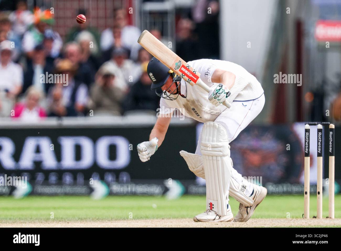 Aïe ! Lors du deuxième jour du quatrième Rothesay test match entre l'Angleterre et l'Inde à Old Trafford, Manchester le jeudi 24 juillet 2025. (Photo : Stuart Leggett | mi News) crédit : MI News & Sport /Alamy Live News Banque D'Images