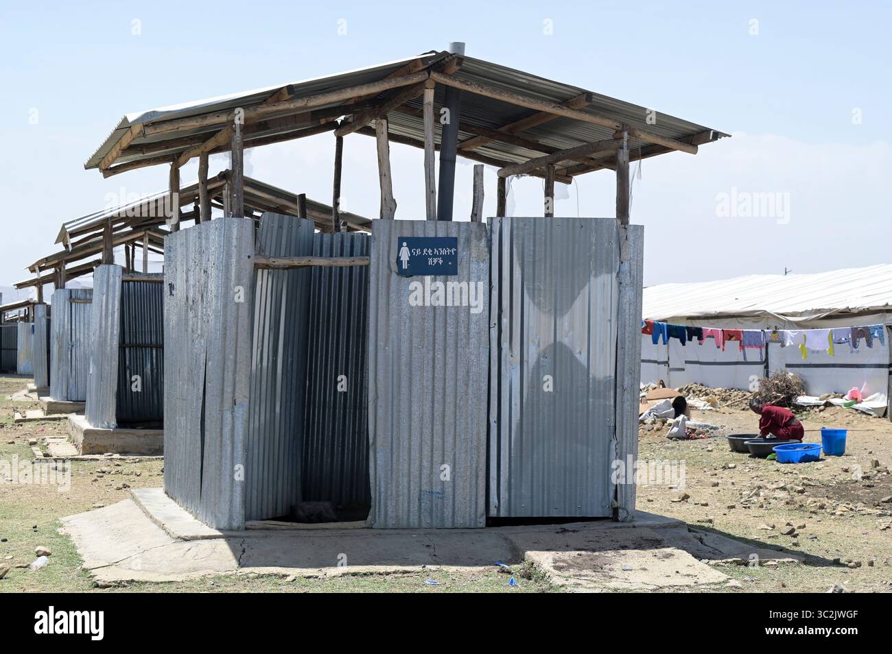 ETHIOPIE, Tigray, Mekelle, conséquences de la guerre du Tigré 2020-2022, camp de déplacés internes Sebacare SC 4 pour les personnes déplacées internes et toilettes des réfugiés de guerre construites en tôle ondulée Banque D'Images