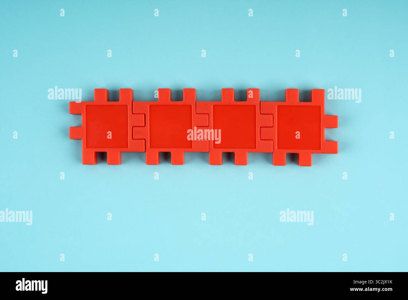 Puzzle coloré de quatre pièces sur fond bleu Banque D'Images