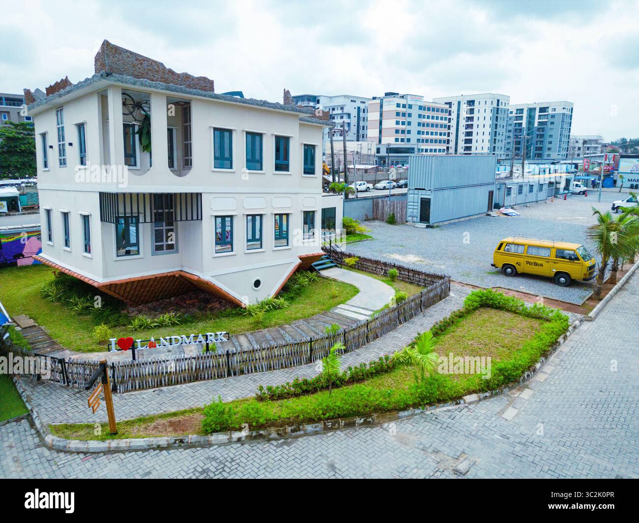 Vue aérienne du bâtiment Landmark, entouré de verdure luxuriante et d'une architecture moderne sous un ciel nuageux, Victoria Island, Lagos, Nigeria. Banque D'Images