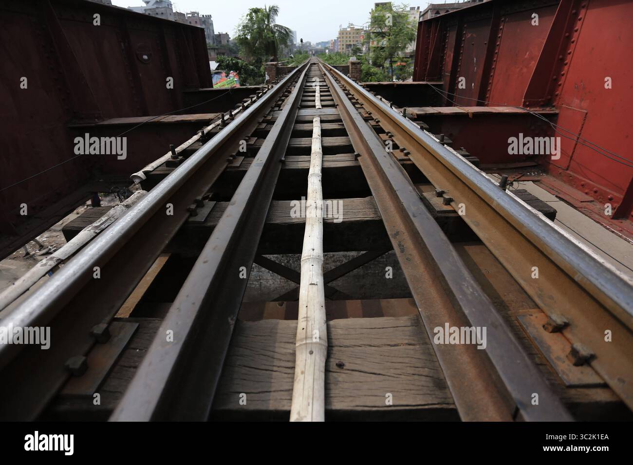 29 juin 2019 - Dhaka, Bangladesh - le bambou a été utilisé à la place du fer sur les voies ferrées dans une section d'un pont ferroviaire à Dhaka. .C'est un facteur de risque élevé pour les navetteurs de train. (Crédit image : © Sultan Mahmud Mukut/SOPA images via ZUMA Wire) Banque D'Images