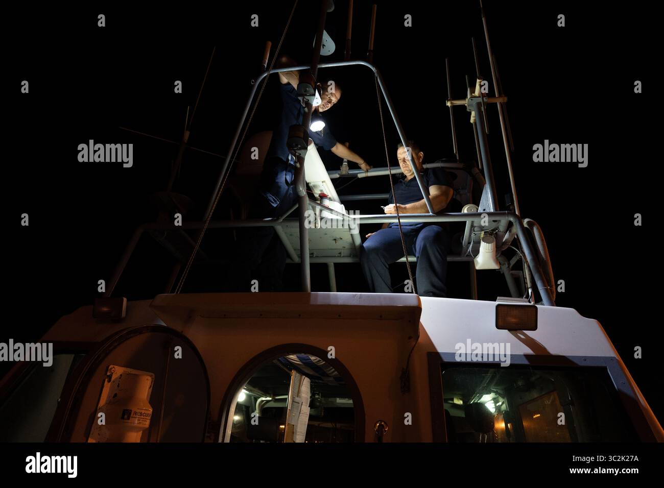 27 juin 2019 - Samos, Grèce - Hellenic Coast Guard policiers faisant les réparations sur un navire de la garde côtière..Le navire patrouillant la frontière maritime avec la Turquie pour empêcher toute perte de vie lorsque les migrants faire la traversée de la Turquie. (Crédit Image : © Harrison-Cripps Lexie/SOPA des images à l'aide de Zuma sur le fil) Banque D'Images