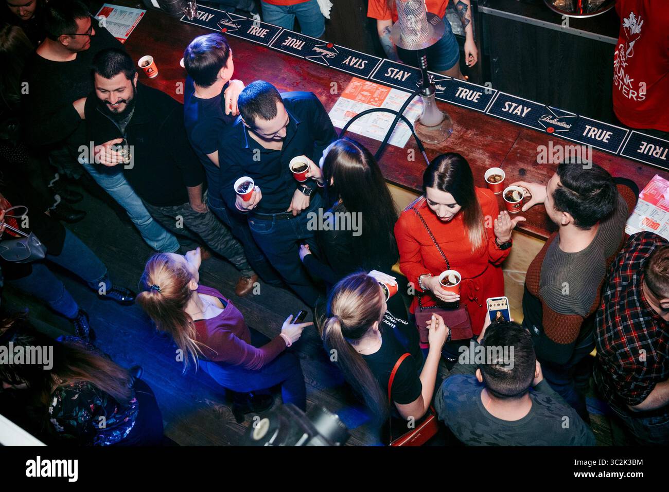 Saint-Pétersbourg, Russie, 2 février 2019, fête de nuit dans le club, les gens dansent sur fond de lumières colorées vives, boîte de nuit pour adultes Banque D'Images