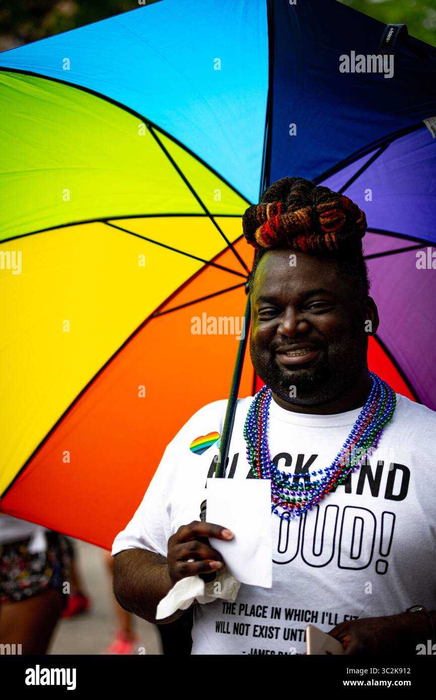 30 juin 2019 - Chicago, Illinois, États-Unis - Noir et fier ; des bénévoles du Chicago Black Gay Men's Caucus marchent sur la route du défilé (crédit image : © Chris Riha/ZUMA Wire) Banque D'Images
