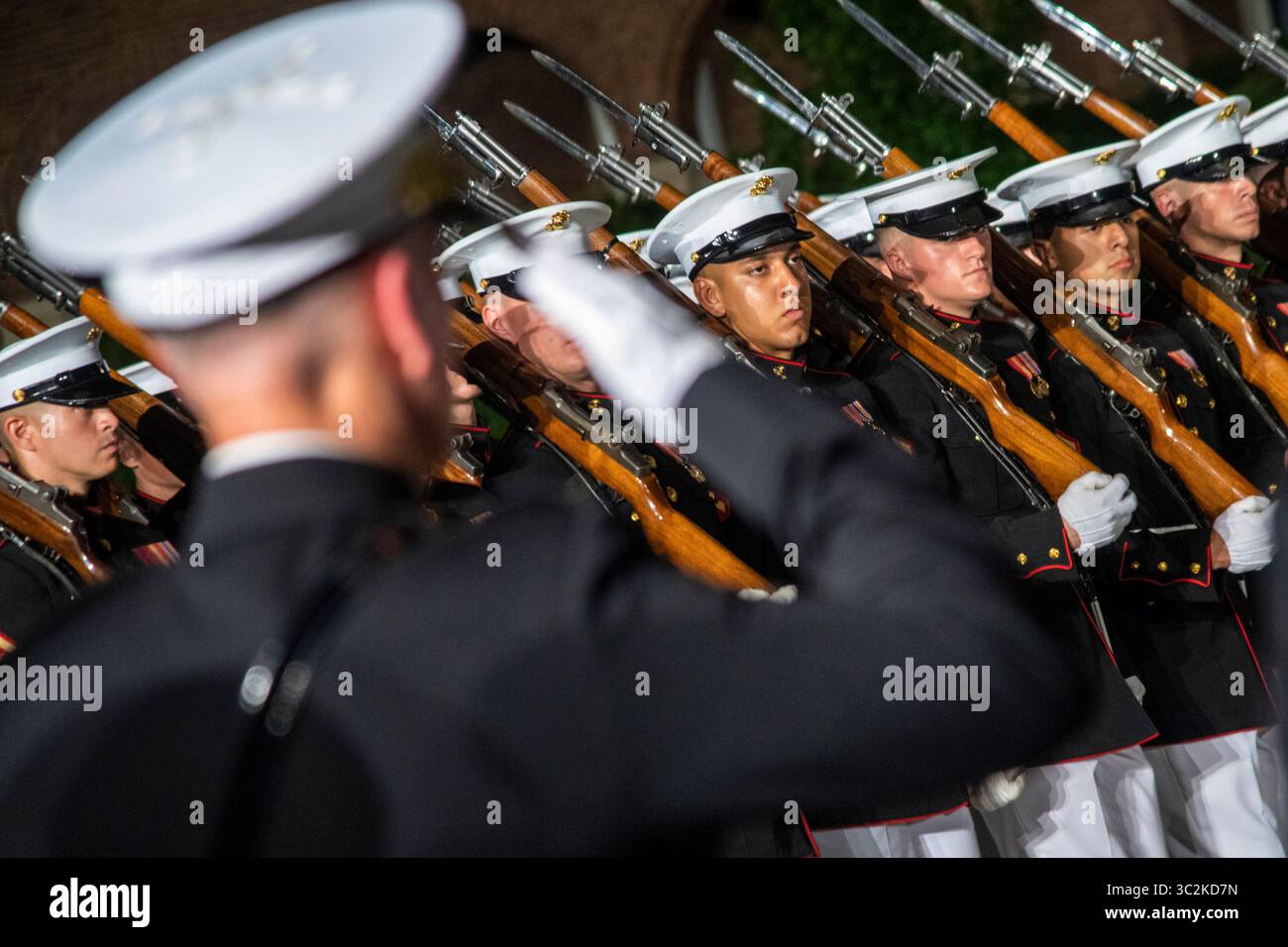 28 juin 2019 - Washington, District of Columbia, États-Unis - génie du corps des Marines Robert B. Neller, commandant du corps des Marines, accueille le génie du corps des Marines Joe Dunford, président des chefs d'état-major interarmées, en tant qu'invité d'honneur pour la parade du soir à Marine Barracks à Washington D.C. le 28 juin 2019. (Crédit image : © DoD/ZUMA Wire/ZUMAPRESS.com) Banque D'Images
