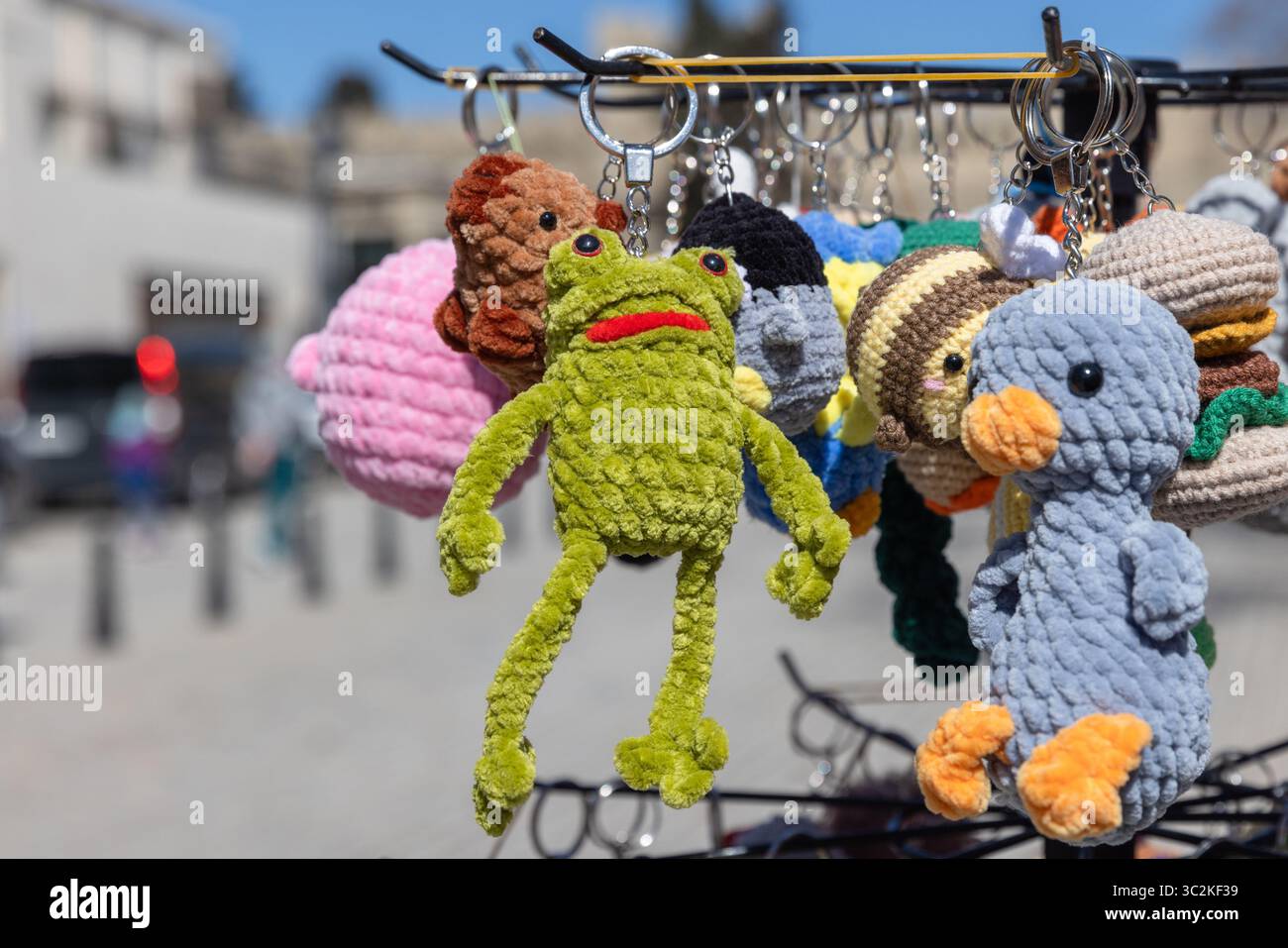 Porte-clés en crochet faits à la main avec motifs animaux et personnages affichés à l'extérieur sur un support en métal. Artisanat unique et créatif adapté comme cadeau ou Banque D'Images