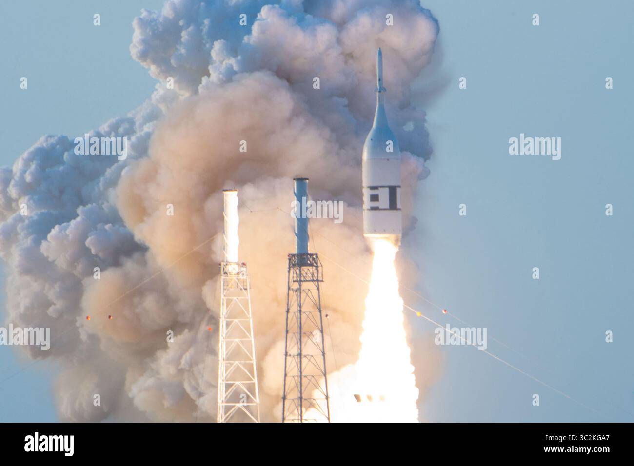 2 juillet 2019 - Cape Canaveral, Floride, États-Unis - la 45e escadre spatiale de l'US Air Force a soutenu le vol d'essai Ascent Abort-2 lancé depuis la station aérienne de Cape Canaveral, Floride, le 2 juillet 2019. La mission était de tester le système d'interruption de lancement à bord de la capsule Orion de la NASA afin que les astronautes soient gardés en sécurité si une anomalie se produit pendant le retour de l'espace sur Terre. (Crédit image : © Air Force/ZUMA Wire/ZUMAPRESS.com) Banque D'Images