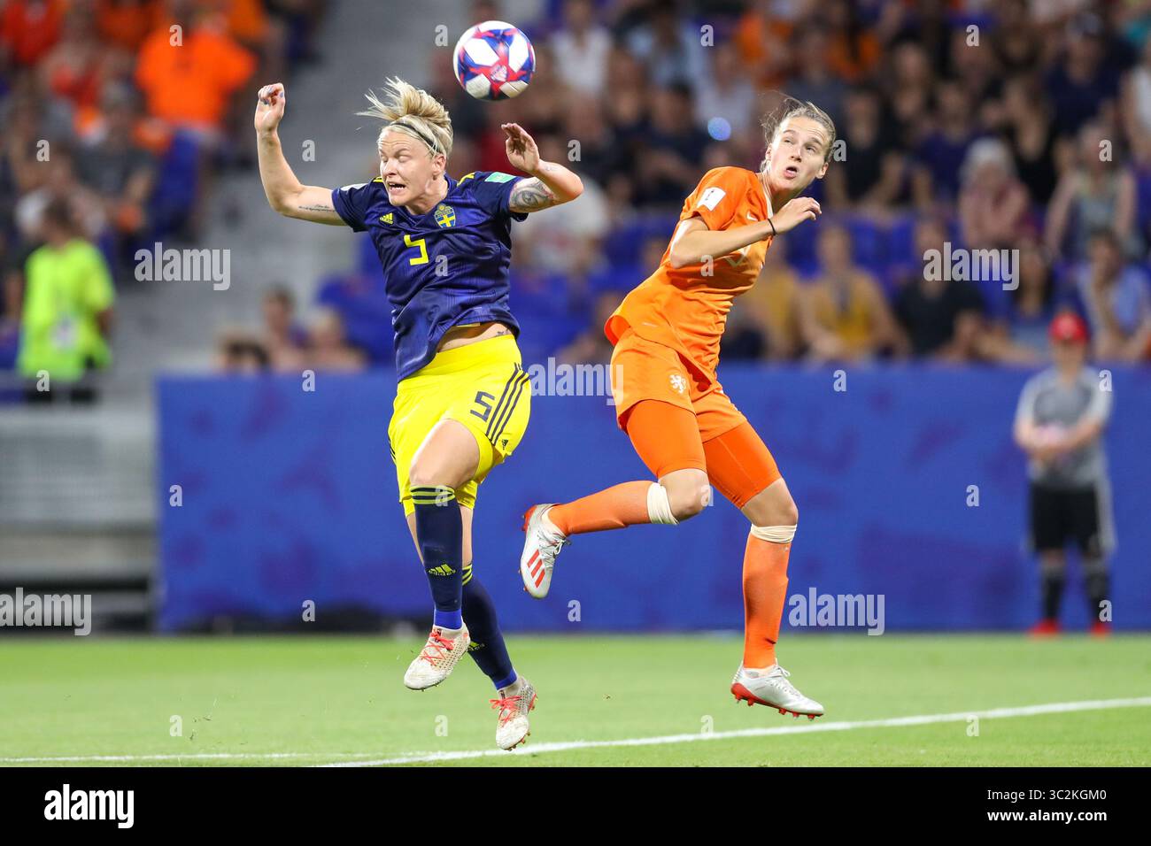 3 juillet 2019, Lyon, France : Van Der Gragt des pays-Bas et Fischer de Suède valables pour les demi-finales de la Coupe du monde féminine de football. (Crédit image : © Vanessa Carvalho/ZUMA Wire) Banque D'Images